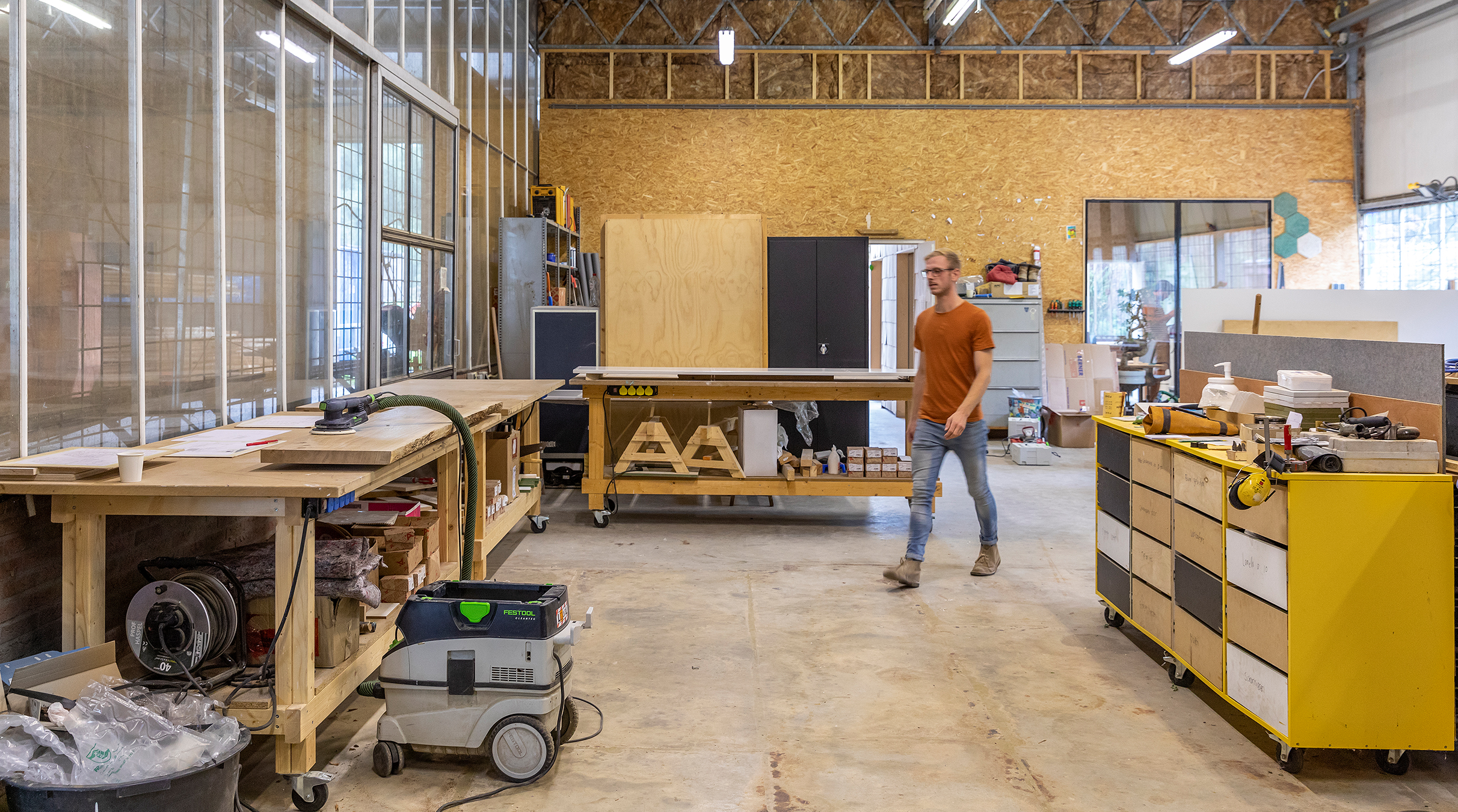 Jasper van Hoeven in zijn houtbewerking studio
